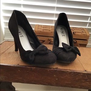 Semi-Sprakly black heels w/ cute bows